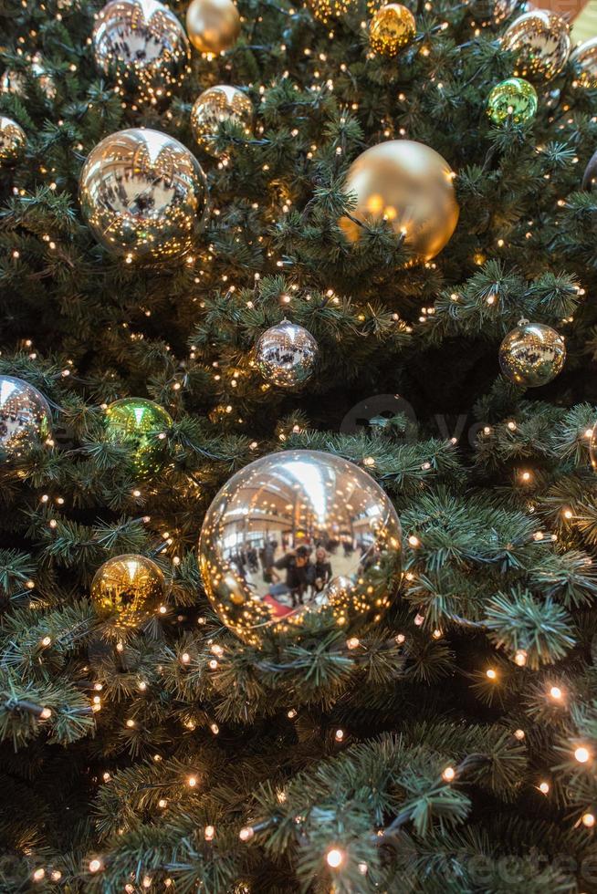 hamburg - Tyskland - december 30, 2014 - jul träd i fullt med folk butiker av euro textavsnitt foto