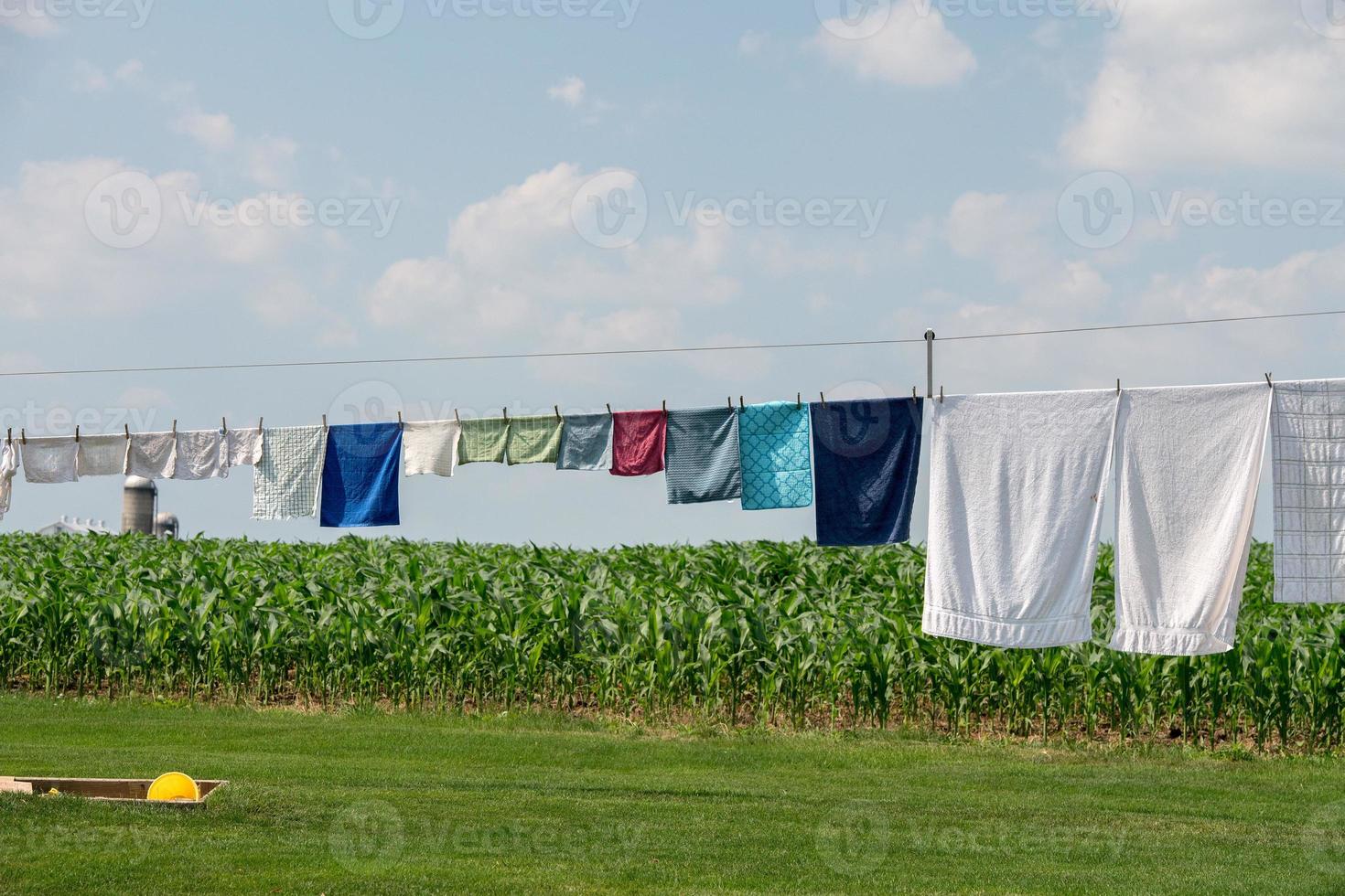 kläder hängande utanför amish hus i USA foto