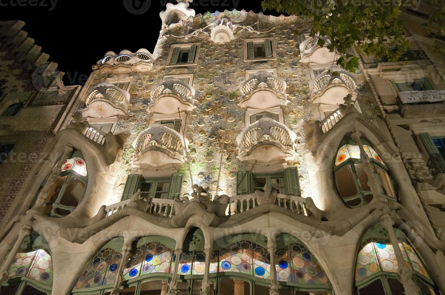 casa battlo barcelona på natt foto