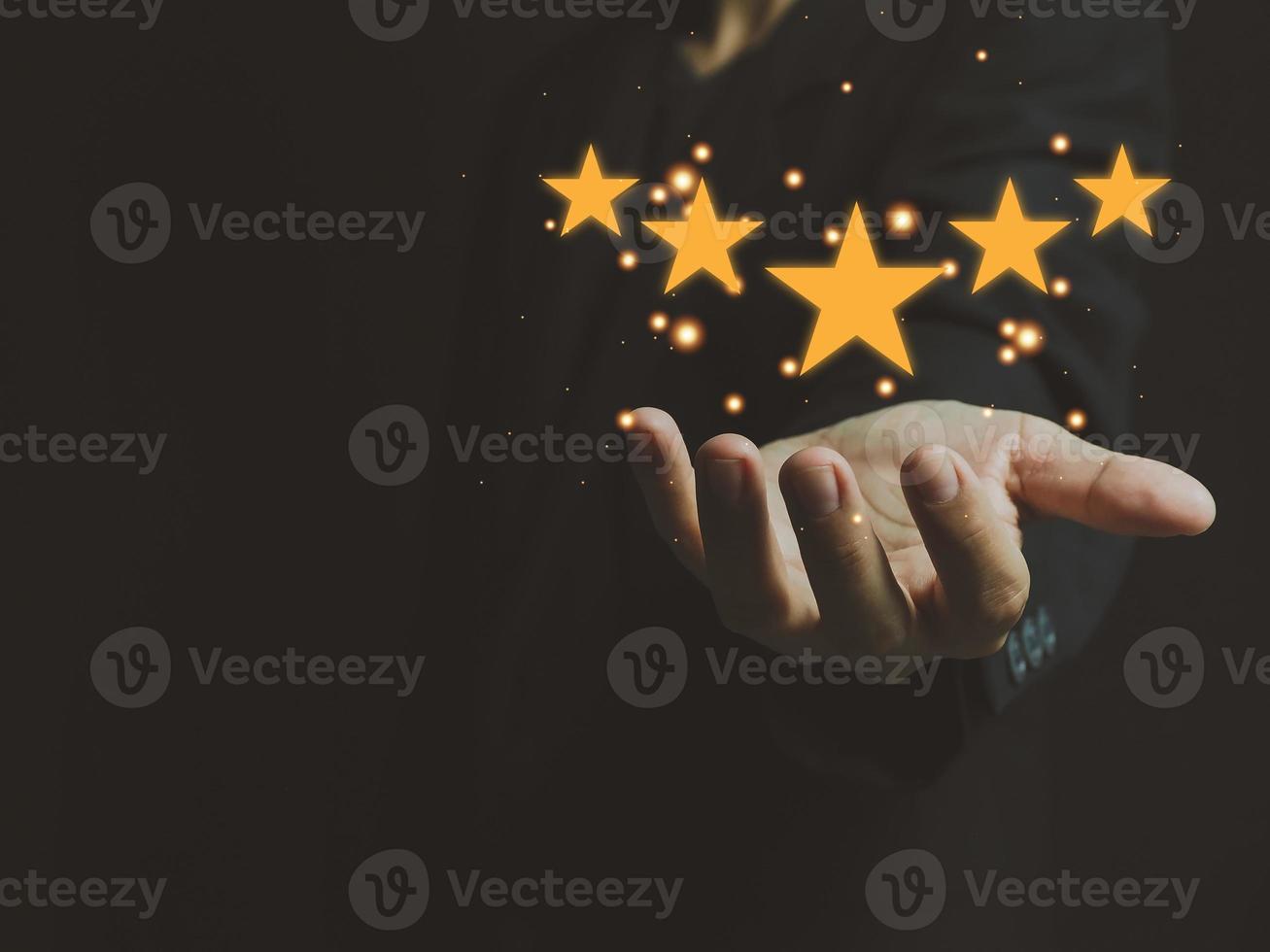 affärsmans händer som visar fem stjärna ikon på hand kund tillfredsställelse team prestanda betyg foto