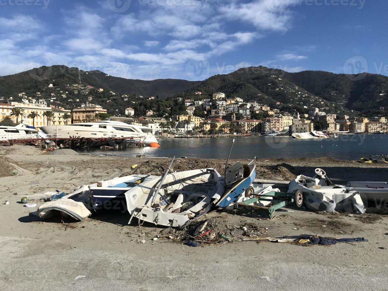 yachter förstörd förbi storm hurrican i rapallo, Italien foto