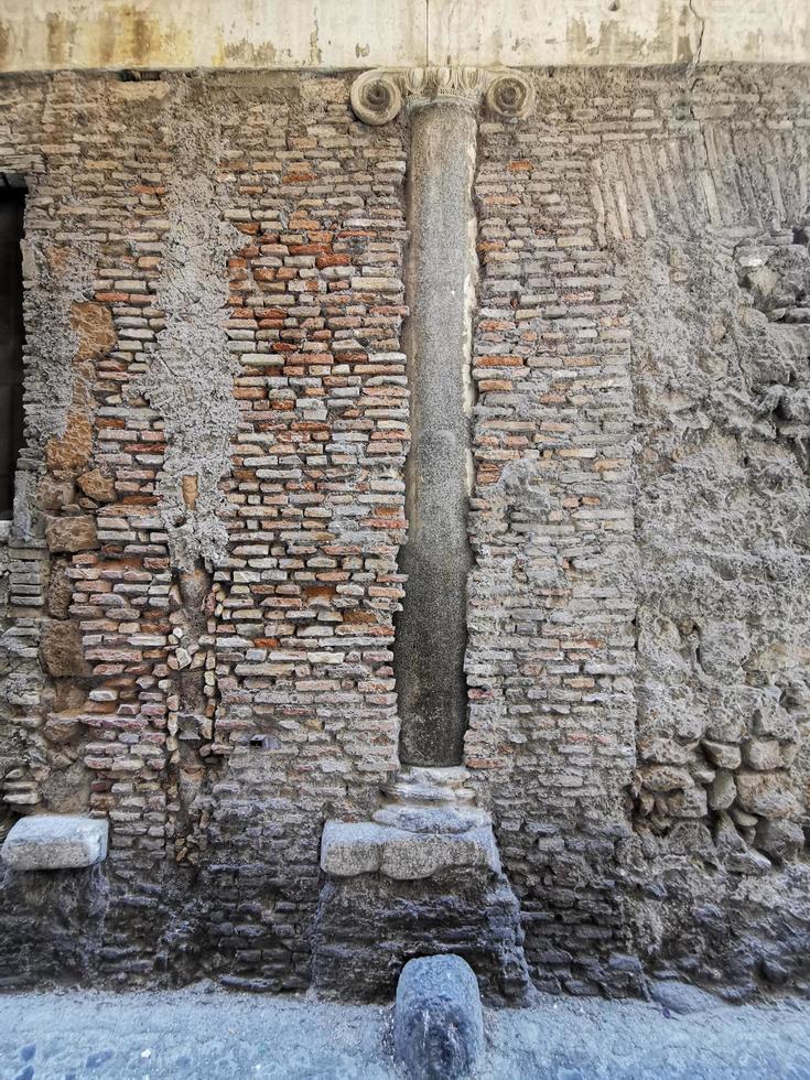 gammal roman kolonner inuti medeltida byggnad i rom foto