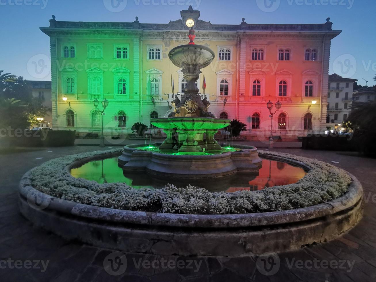 alassio Italien stad hall upplyst på natt foto