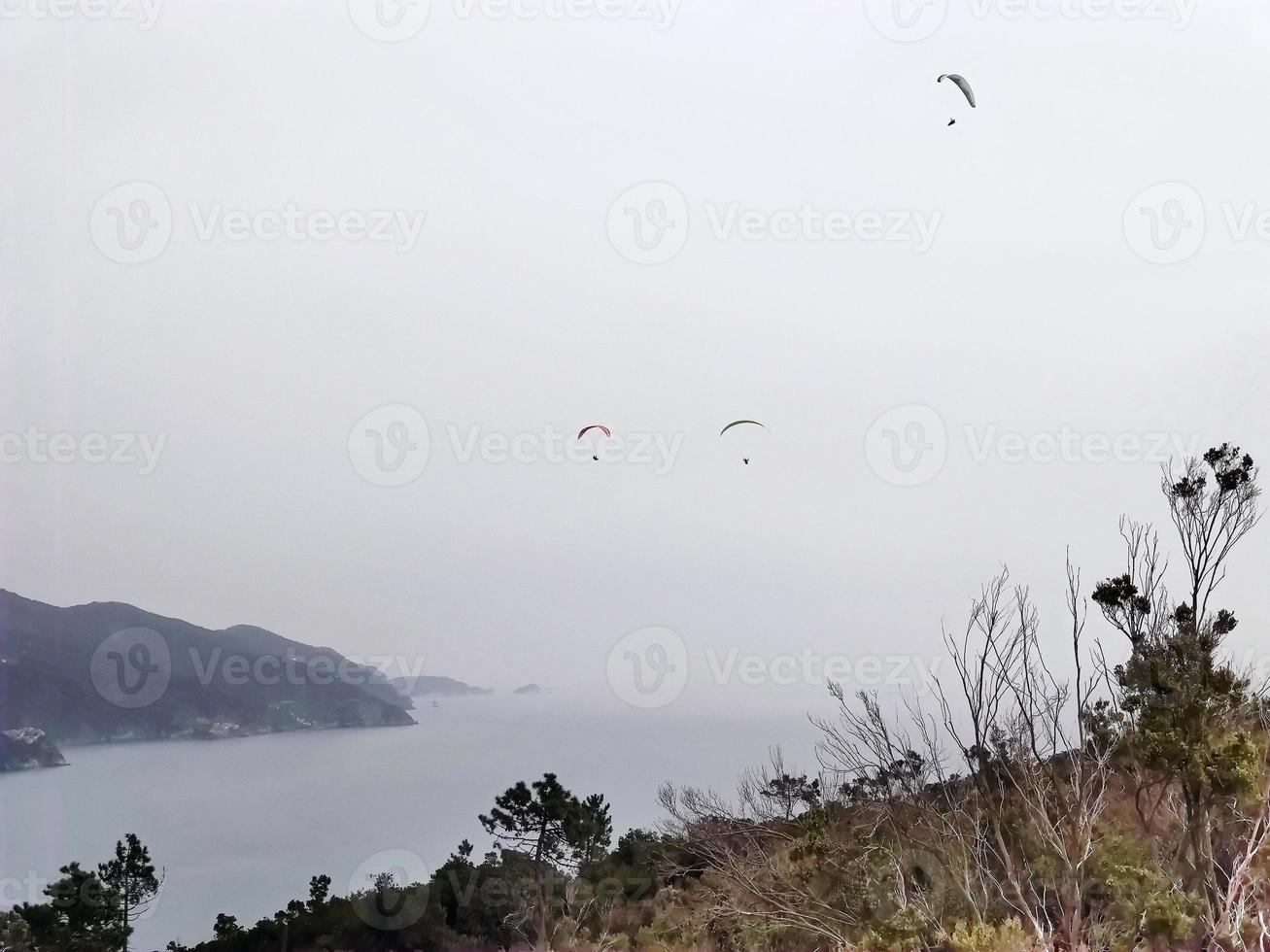 paraglider på molnig himmel i monterosso cinque terre Italien foto