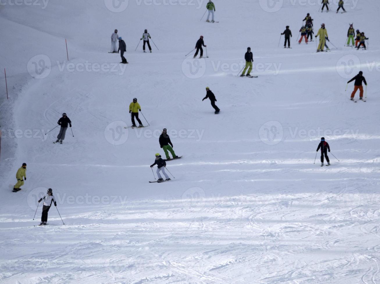 många skidåkare skidåkning i dolomiter gardena dal snö bergen foto