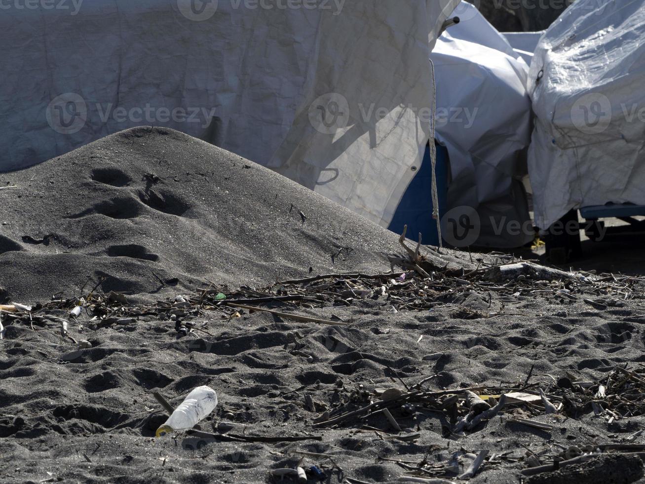 plast och sopor på de strand foto