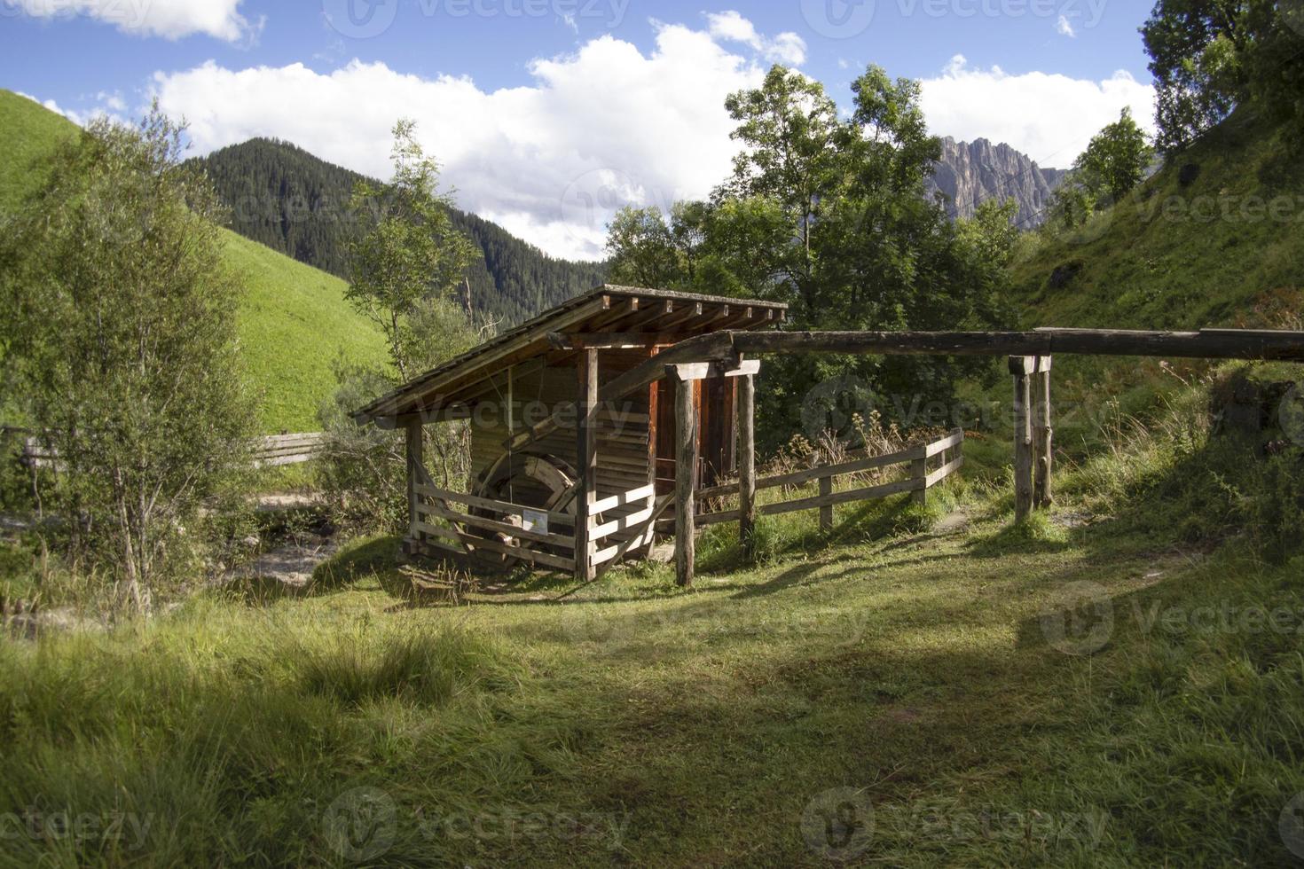 vatten kvarn dal i dolomiter longiaru badia dal foto