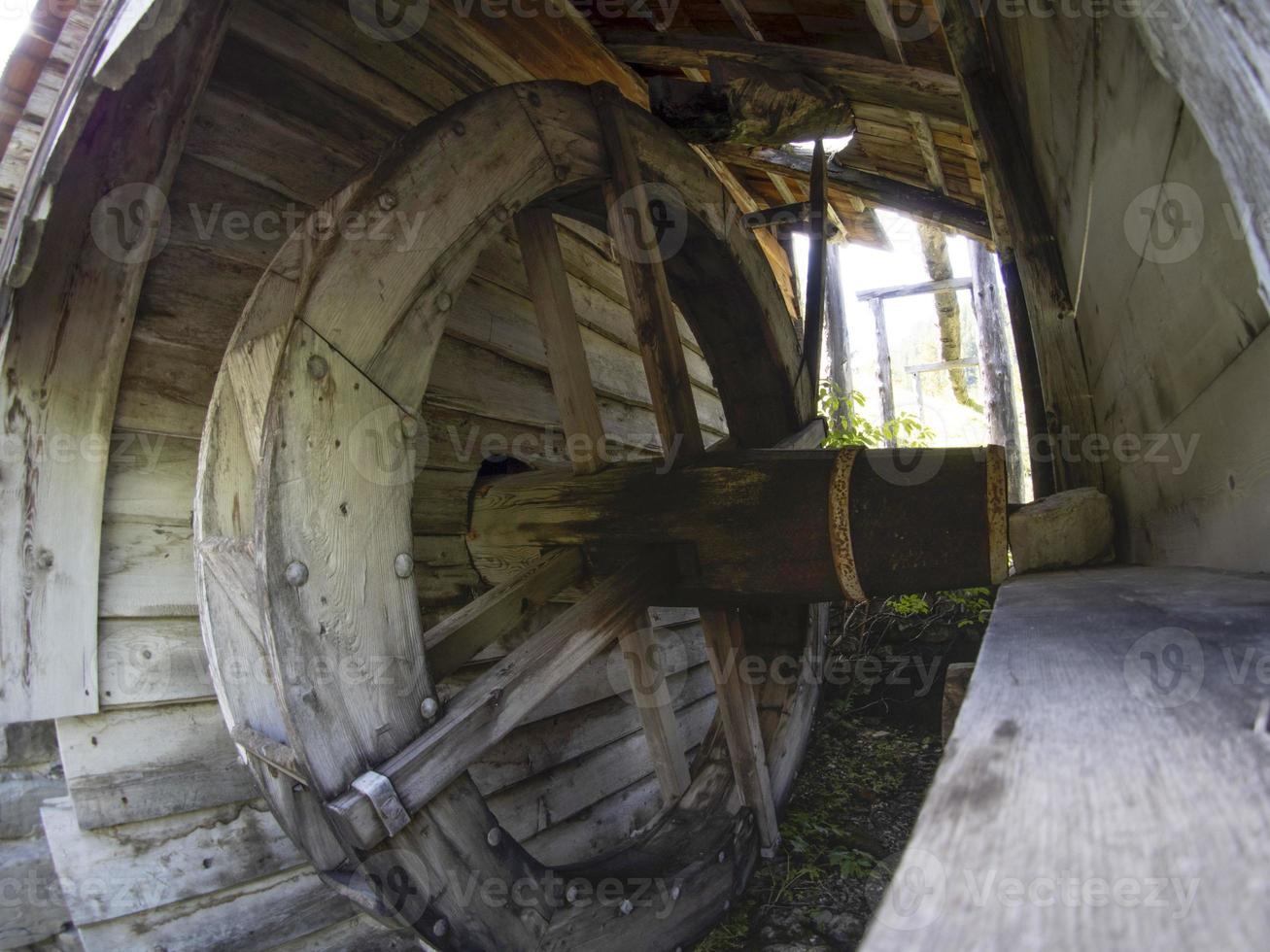 vatten kvarn dal i dolomiter longiaru badia dal foto