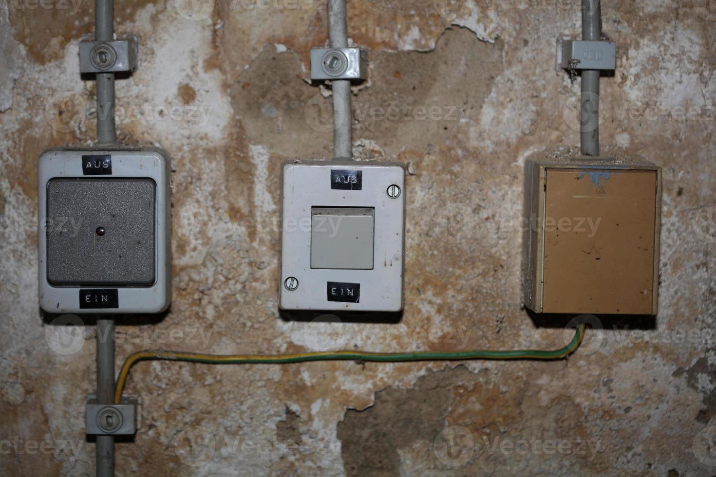 inomhus- elektrisk Utrustning kontrollera industriell knapp kraft växla tråd kablar närbild gammal åldrig riden grungy tegel retro vägg bakgrund textur mönster foto