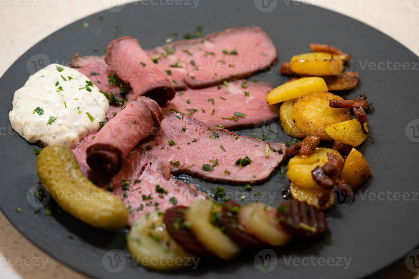 rostbiff med stekt potatis och en remouladesås foto