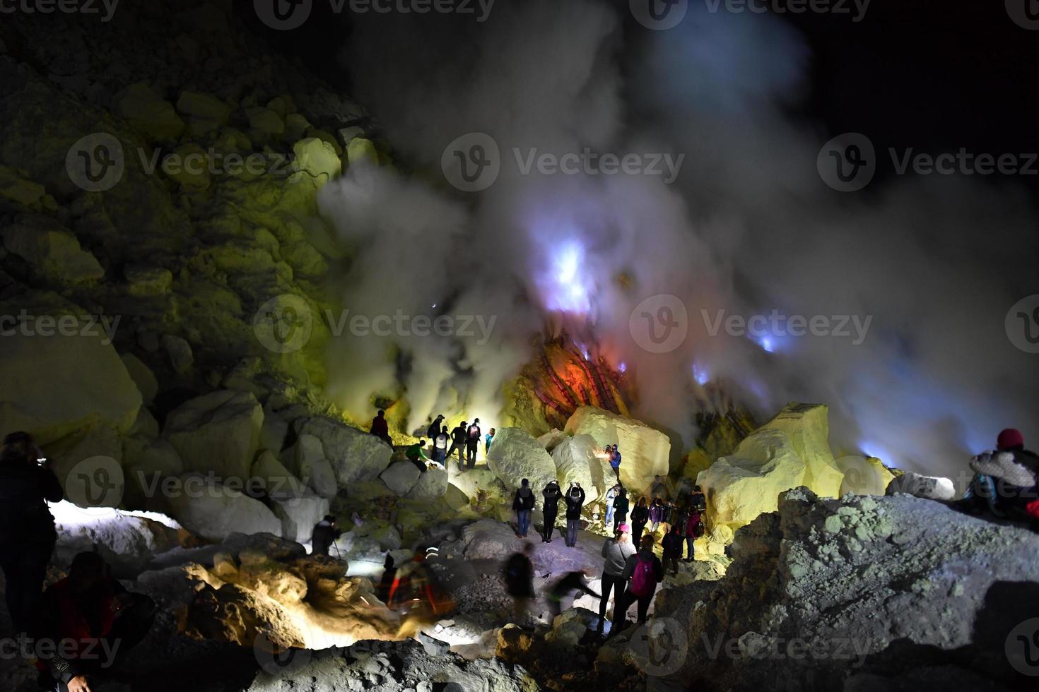 ijen vulkan blå lågor på natt se foto