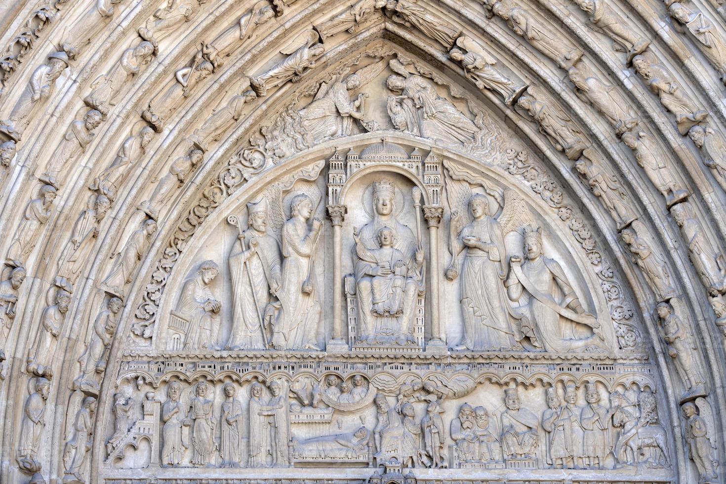 notre dame paris katedral staty skulptur och tak innan brand foto