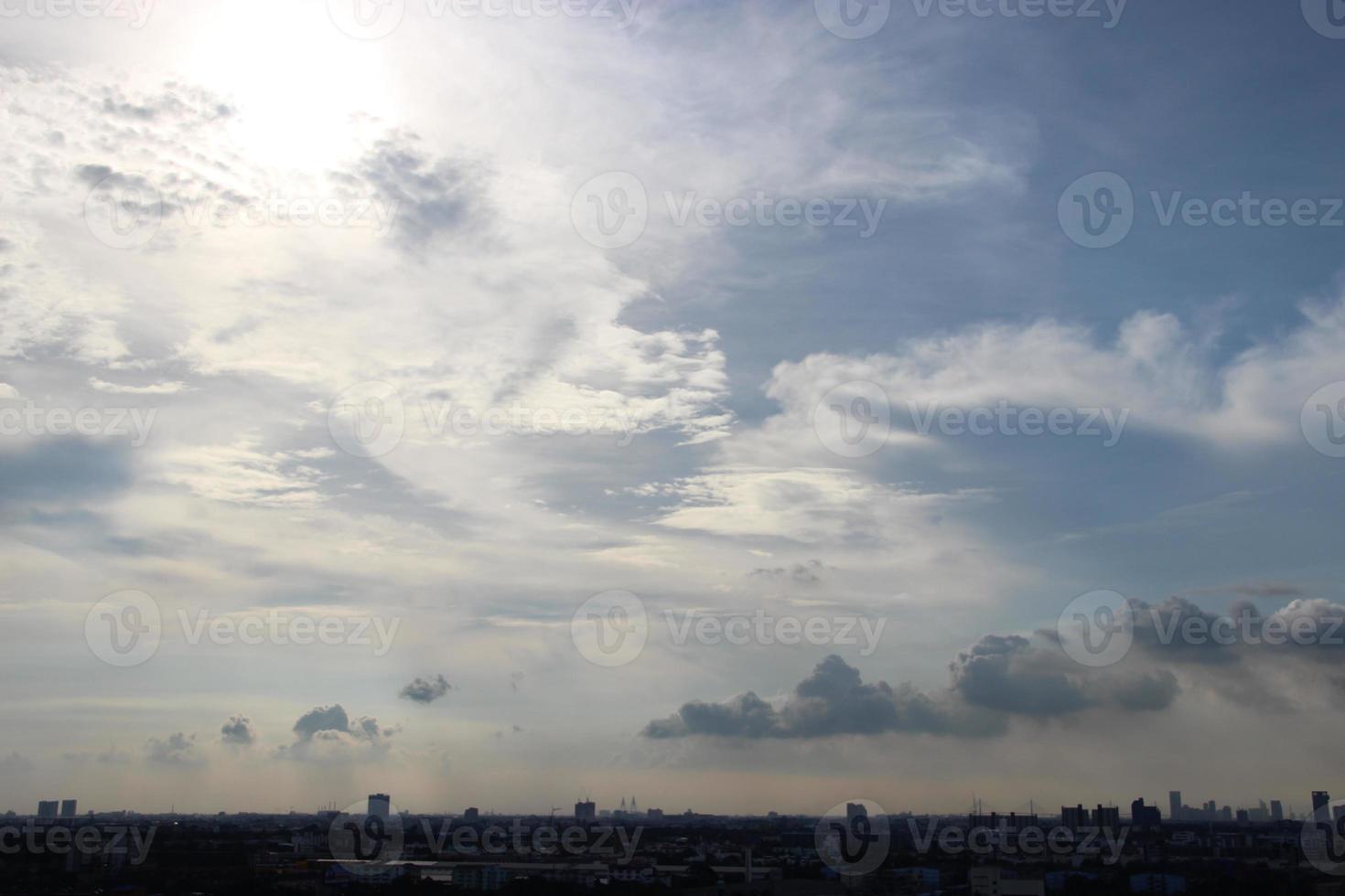 vit grå molnig himmelskt blå himmel bakgrund clouds foto