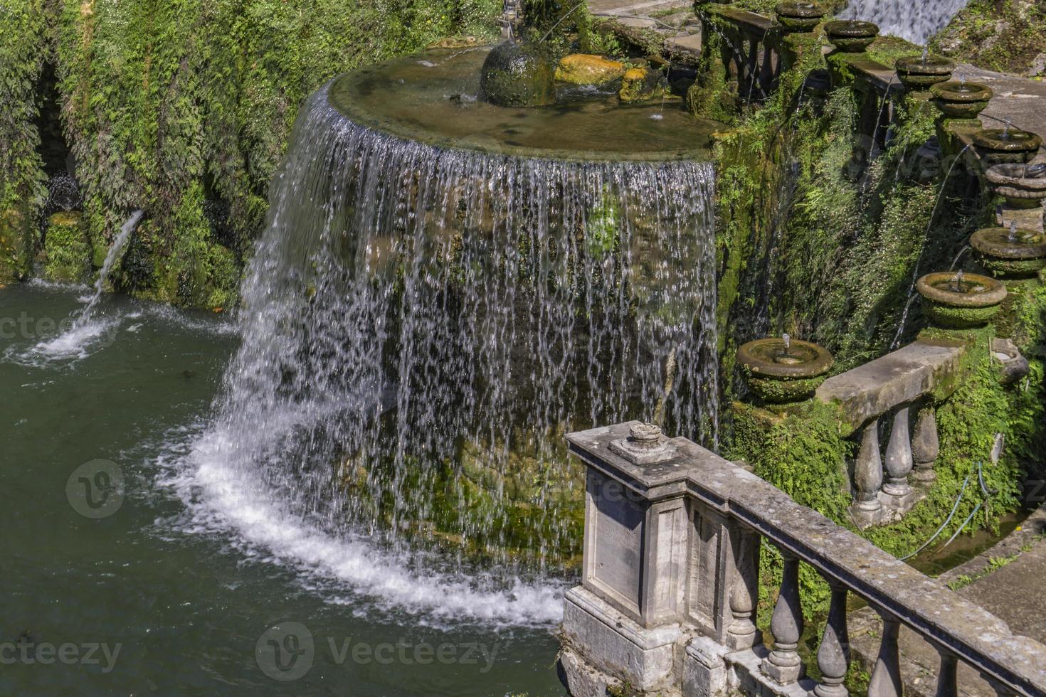 oval fontän vid Villa d'este i Tivoli, Italien foto