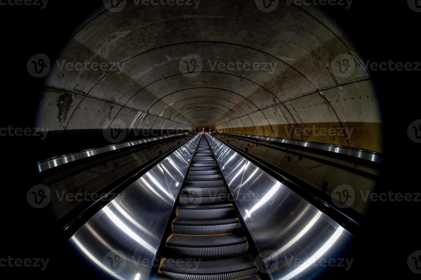 underjordisk metro tunnelbana rör på sig rulltrappa i Washington dc foto