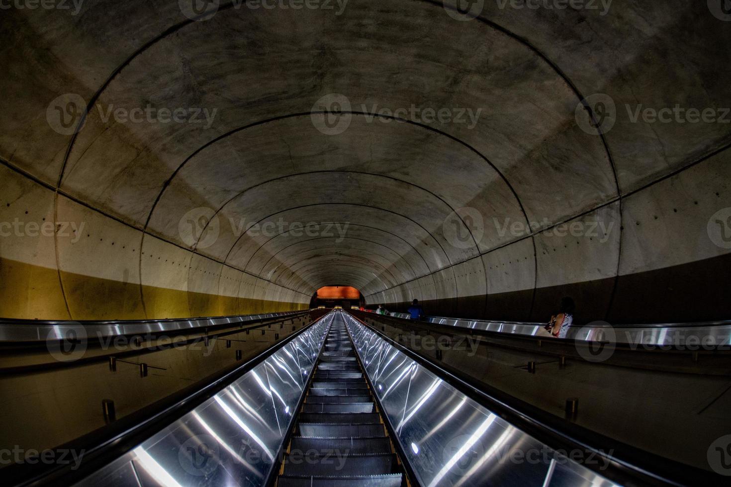 underjordisk metro tunnelbana rör på sig rulltrappa i Washington dc foto