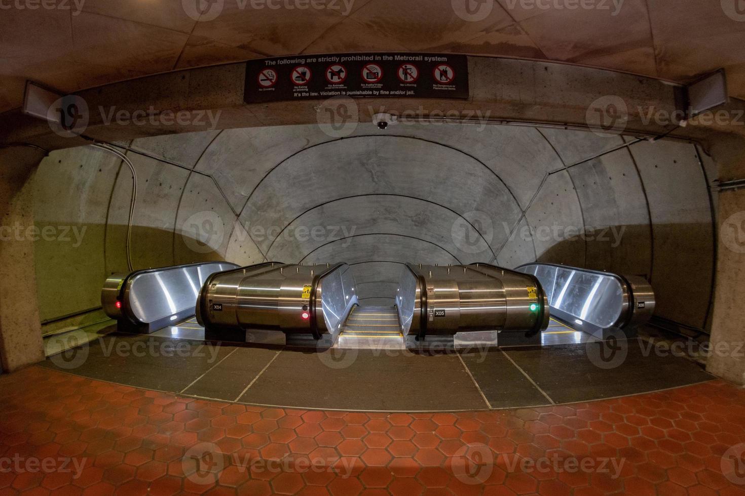 underjordisk metro tunnelbana rör på sig rulltrappa i Washington dc foto