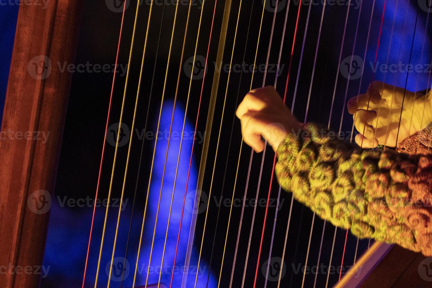 händer spelar harpa detalj foto