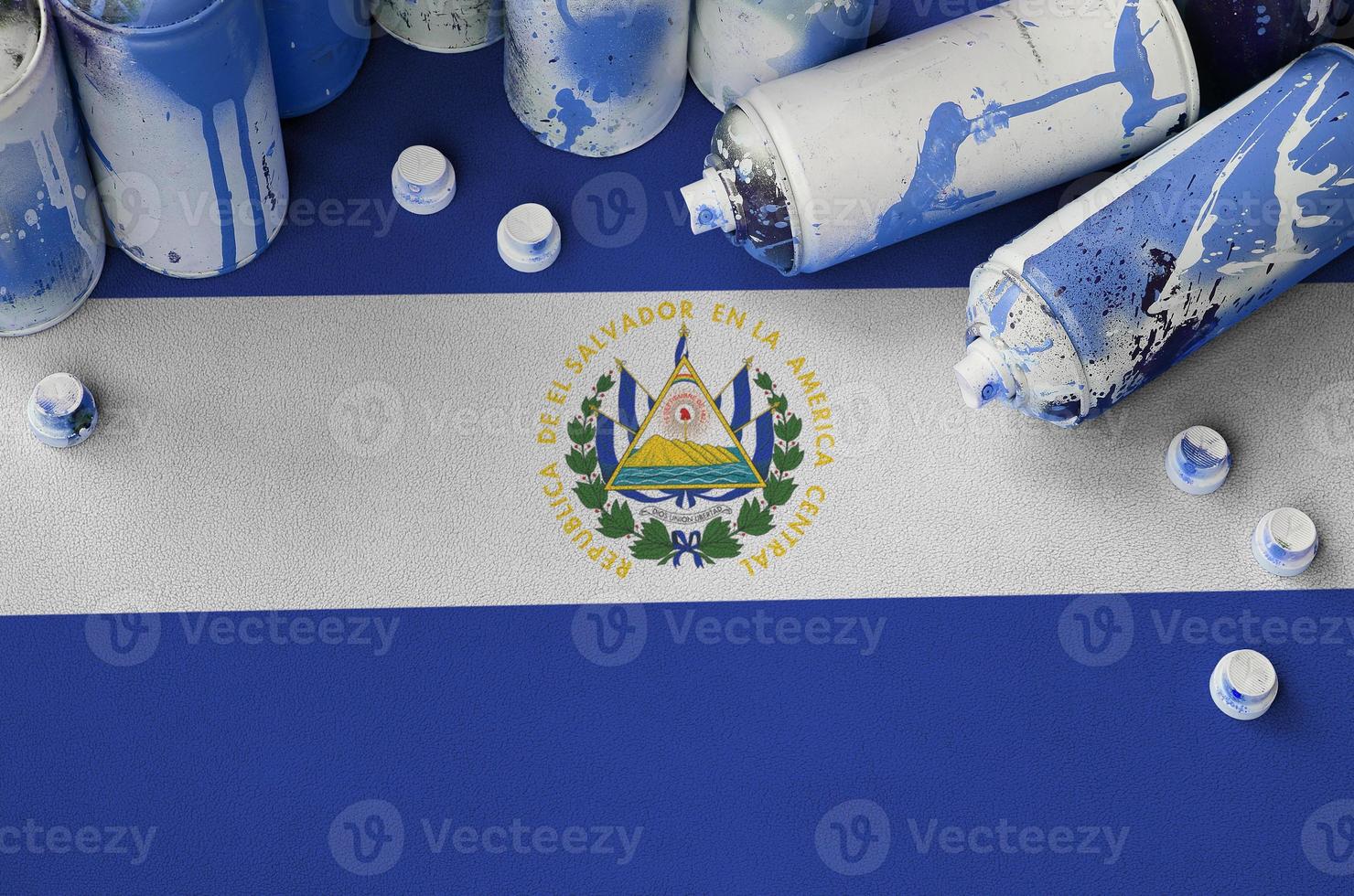 el salvador flagga och få Begagnade aerosol spray burkar för graffiti målning. gata konst kultur begrepp foto