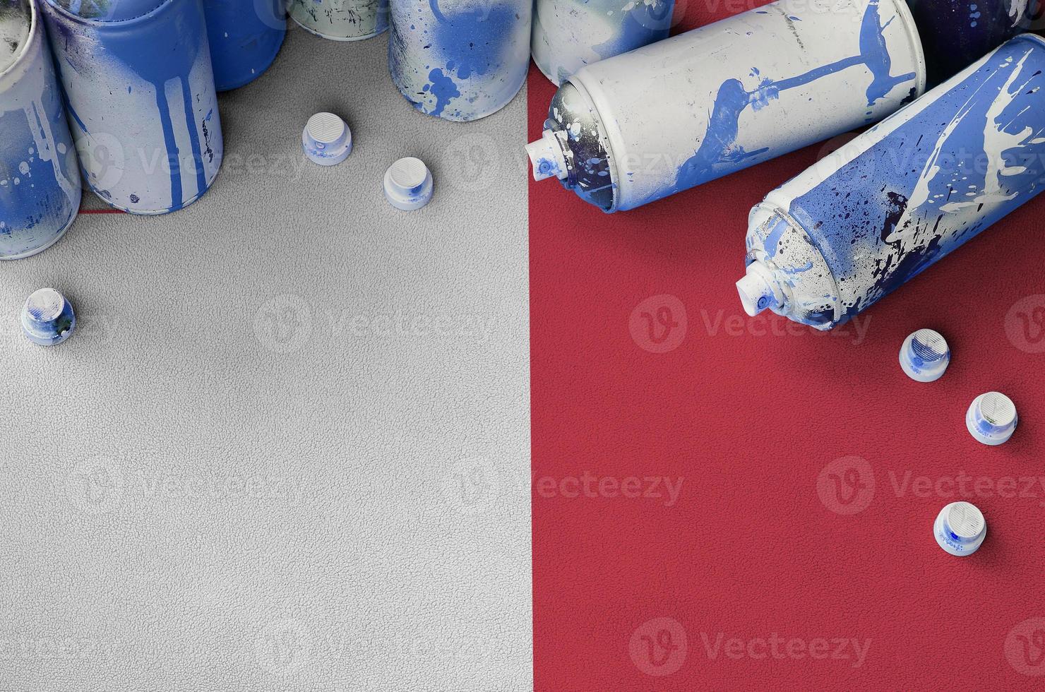 malta flagga och få Begagnade aerosol spray burkar för graffiti målning. gata konst kultur begrepp foto