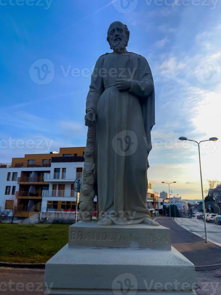 nitra, slovakia -29.01.2023 staty av de evangelist apostel Matthew i de historisk Centrum av de stad. foto