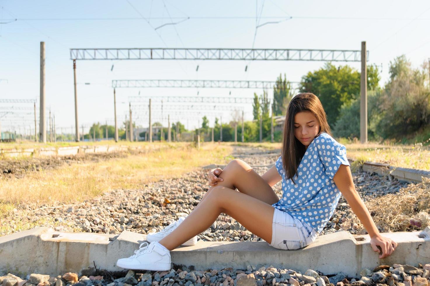 tonårsflicka nära järnvägsspår foto