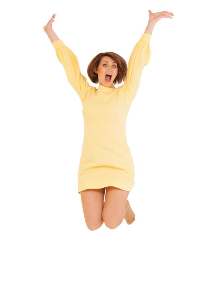 hoppande kvinna i en gul klänning foto