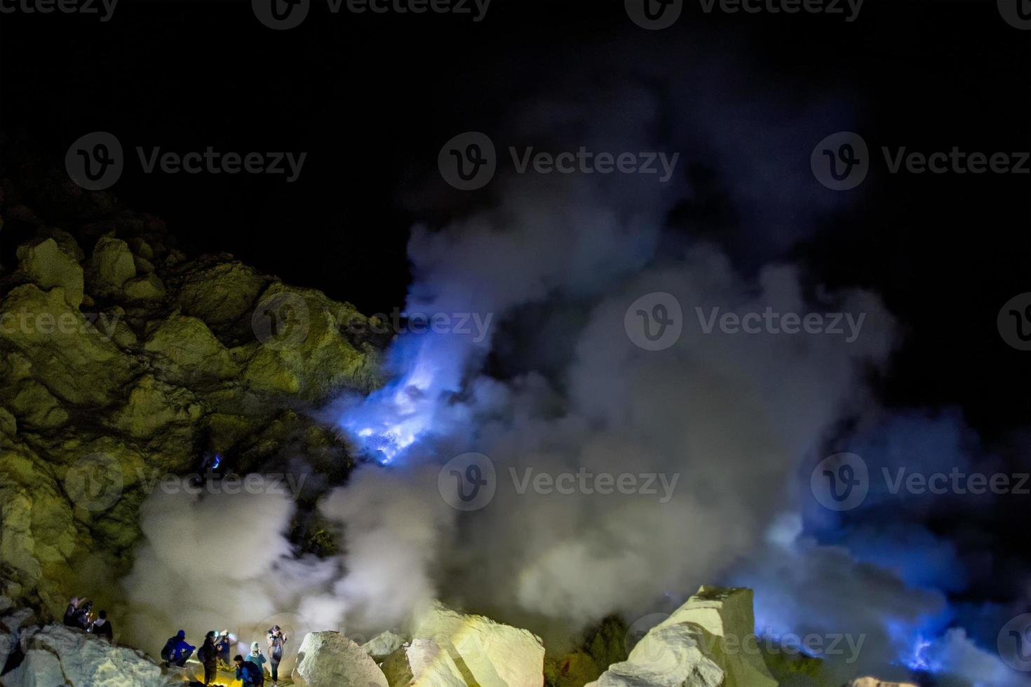 ijen vulkan blå lågor på natt se foto