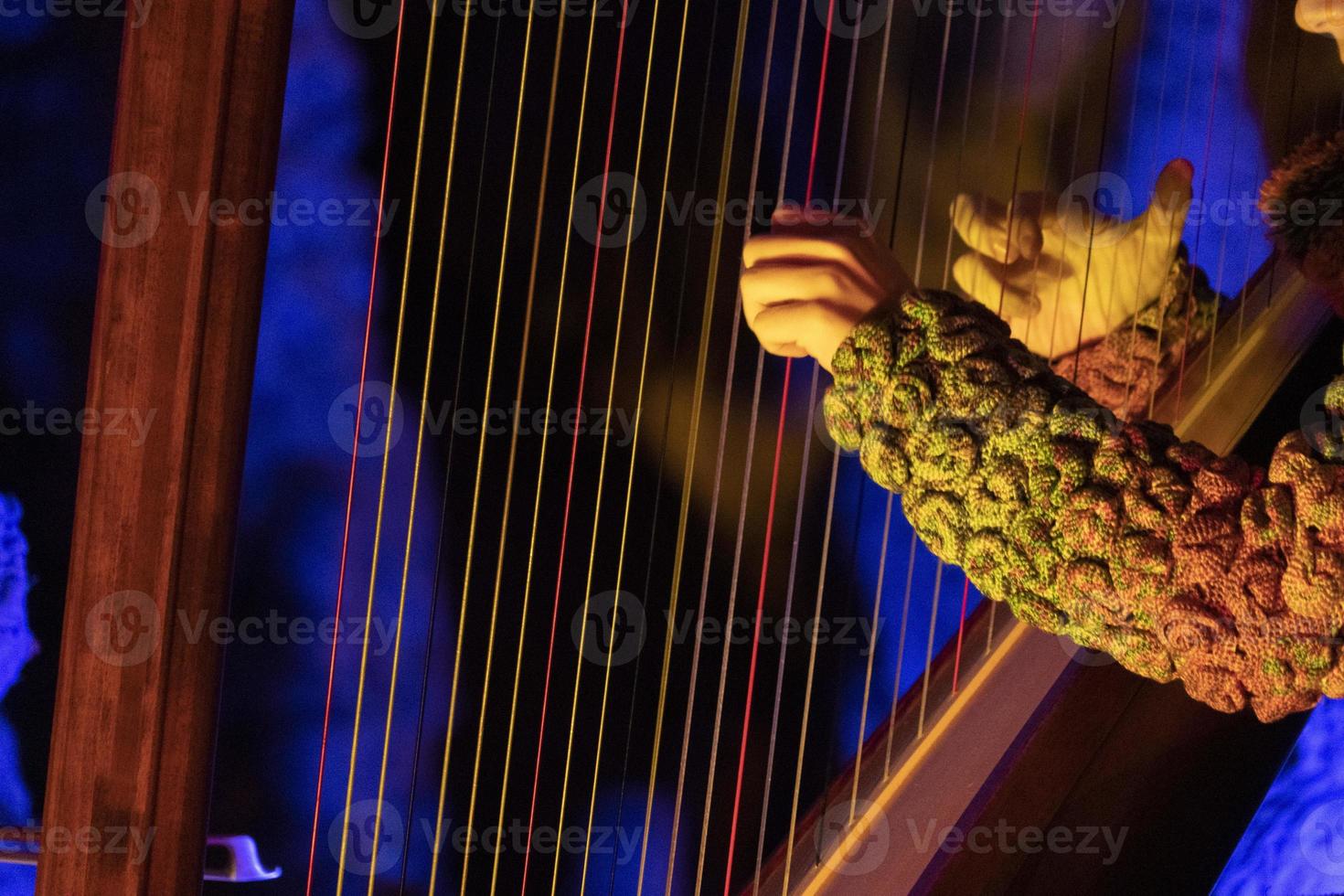 händer spelar harpa detalj foto