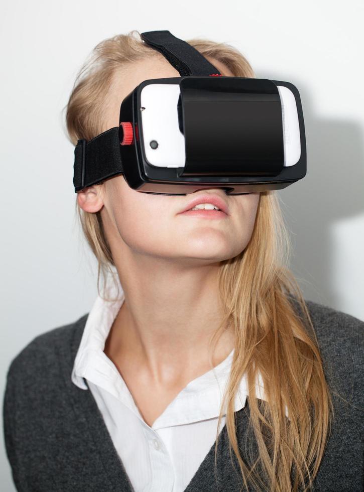 kvinna som använder ett vr-headset foto