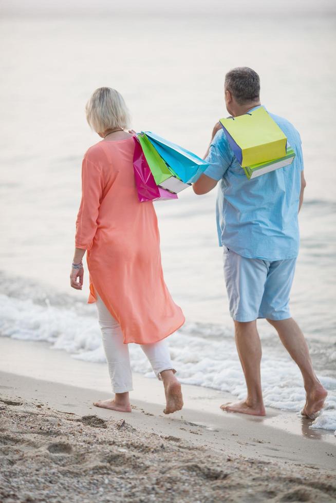 par promenader på stranden efter shopping foto