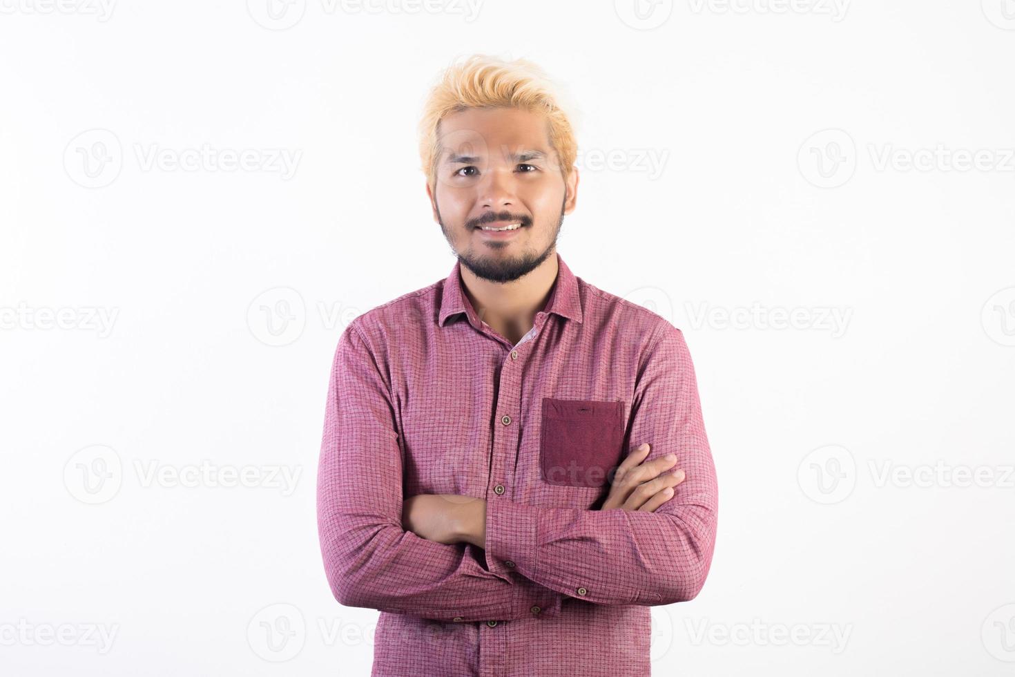 porträtt av en stilig hipster man står isolerad på vit bakgrund foto
