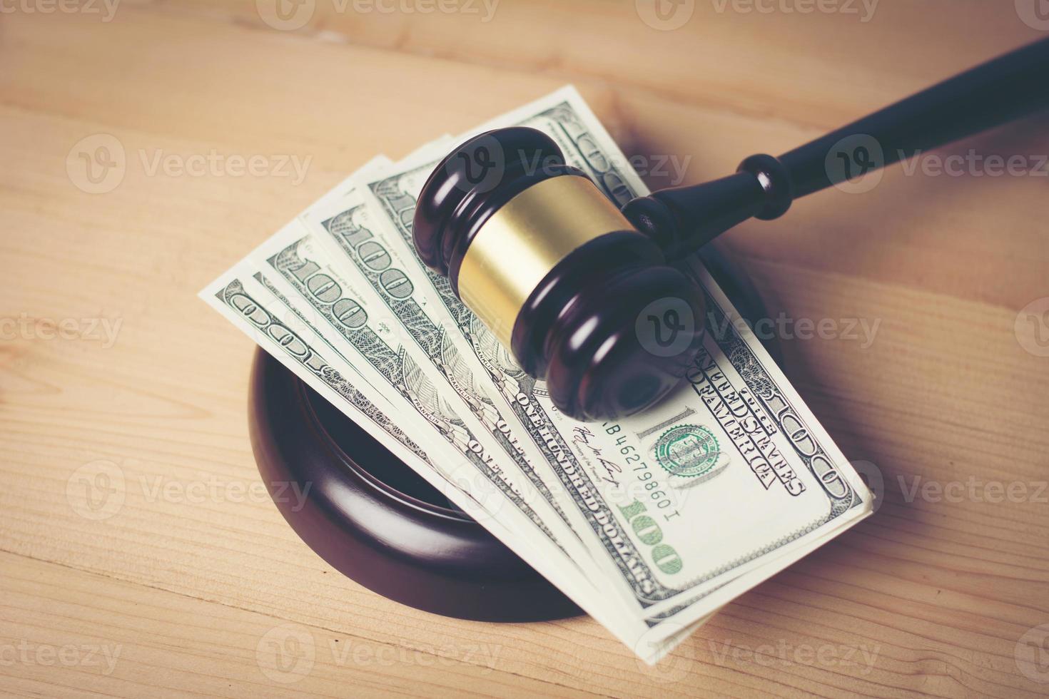 begreppet juridisk domstolsklubba på diverse kontanter, närbild foto