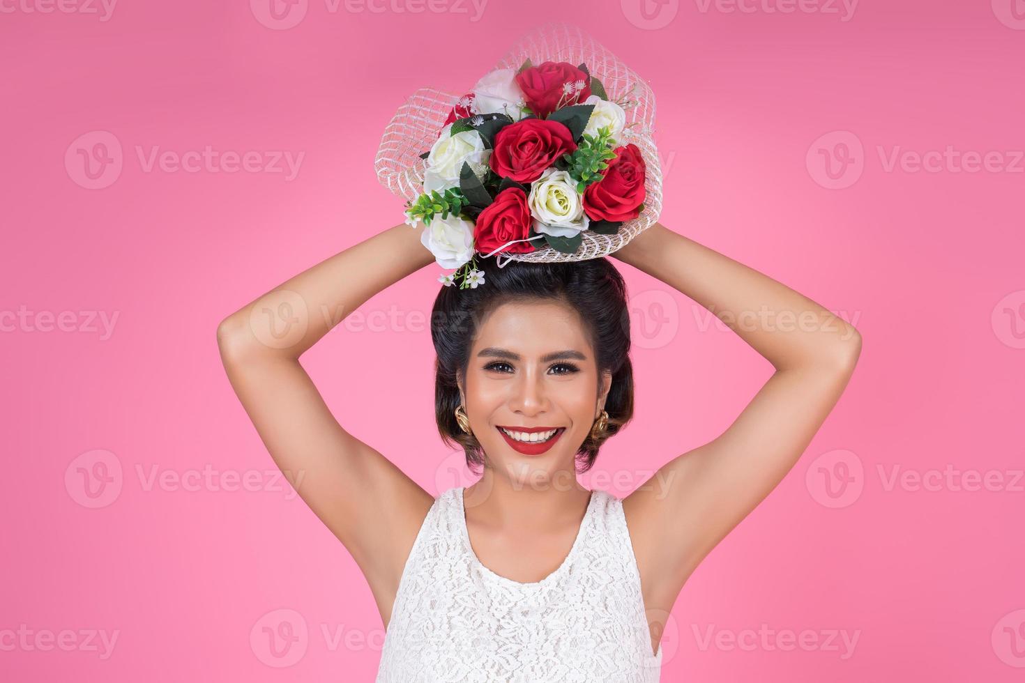 porträtt av en vacker kvinna med bukett blommor foto