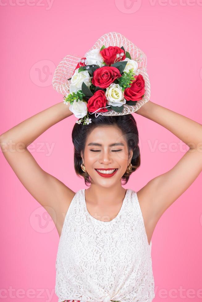 porträtt av en vacker kvinna med bukett blommor foto