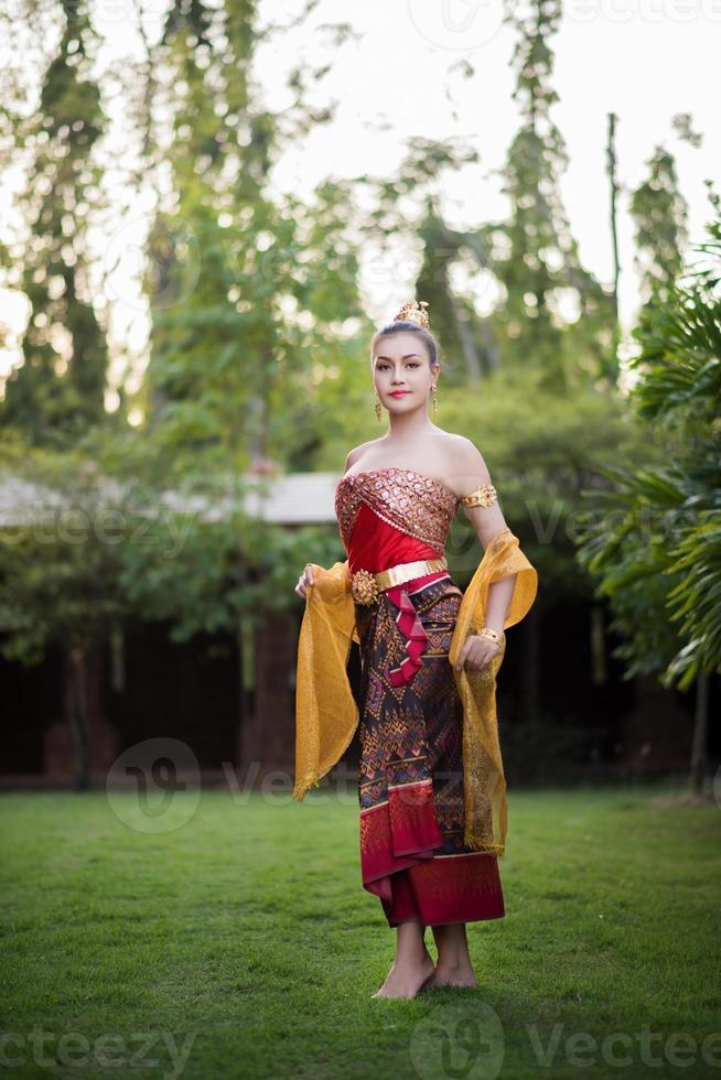 vacker kvinna som bär en typisk thailändsk klänning foto