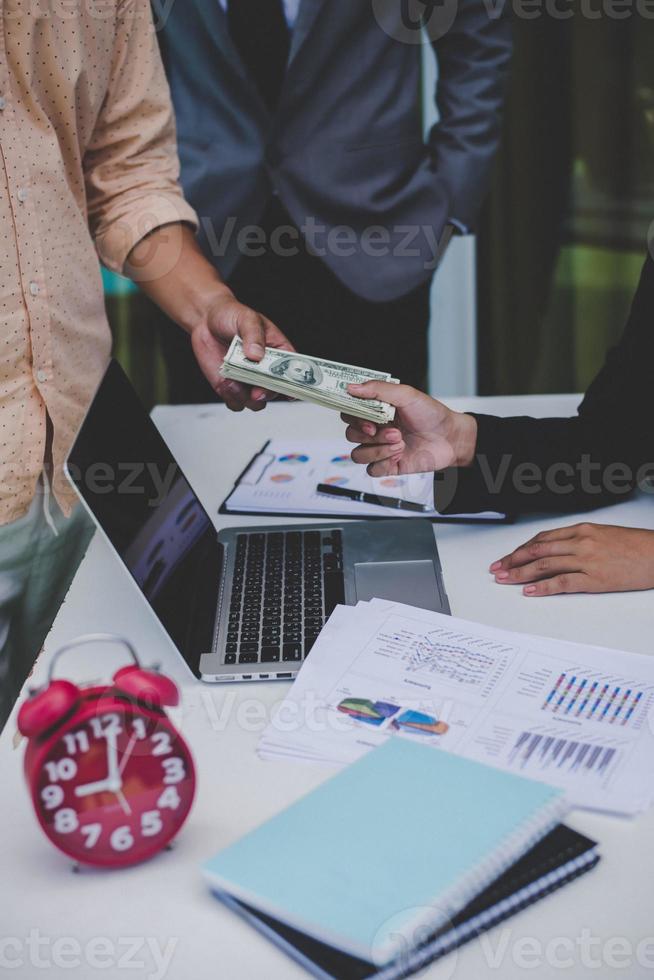 affärspartners som diskuterar dokument och idéer vid mötet foto