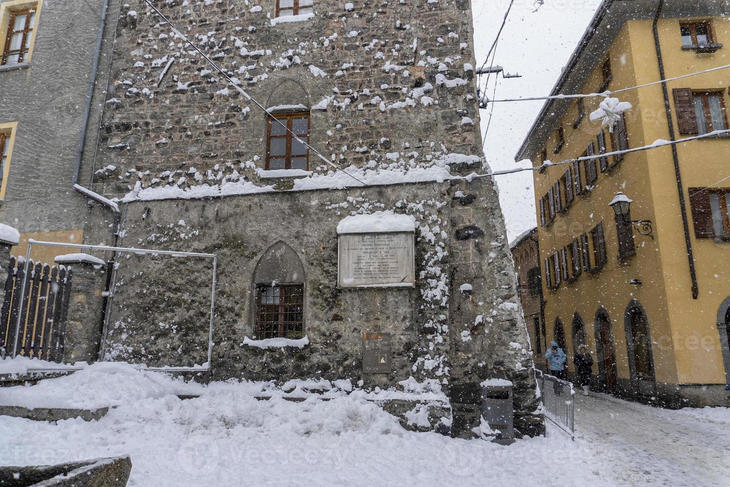 bormio medeltida by valtellina Italien under de snö i vinter- foto