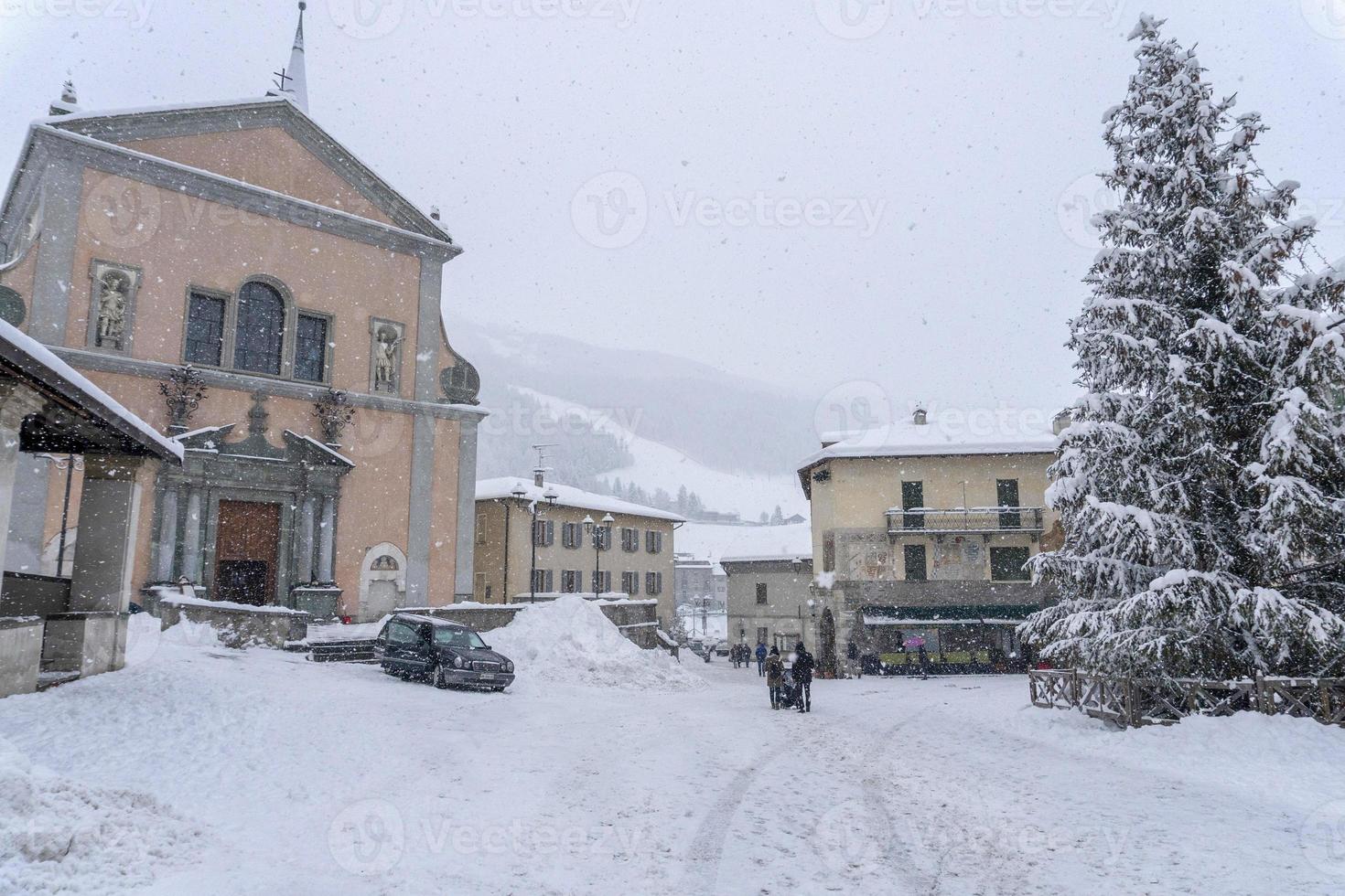 bormio medeltida by valtellina Italien under de snö i vinter- foto