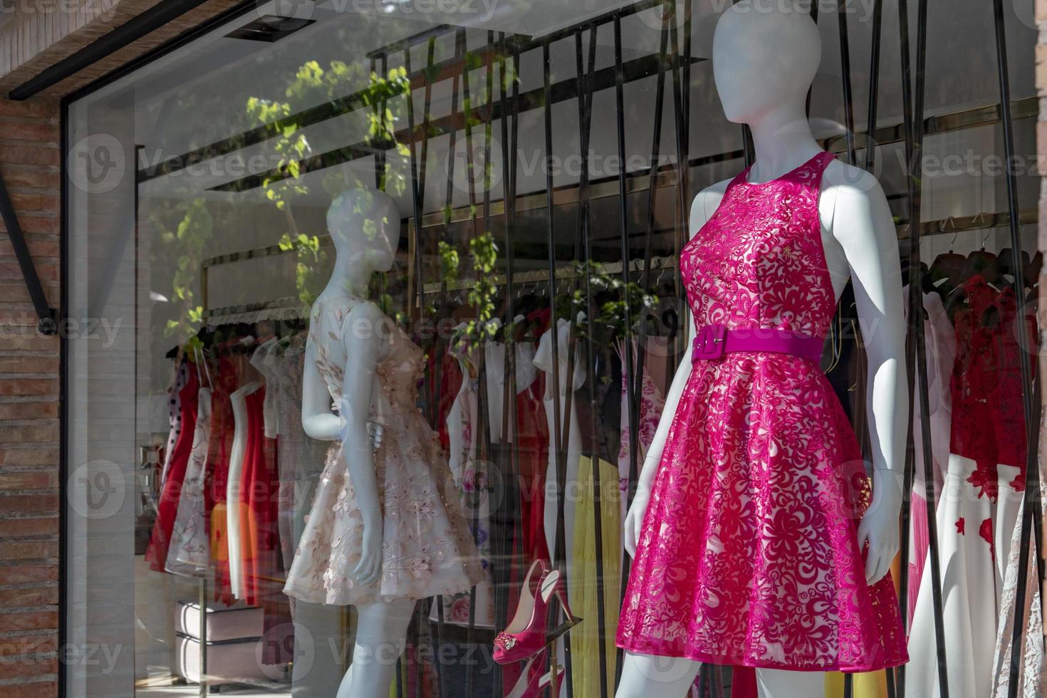 sommar kvinna klänning boutique affär fönster europeisk stil foto