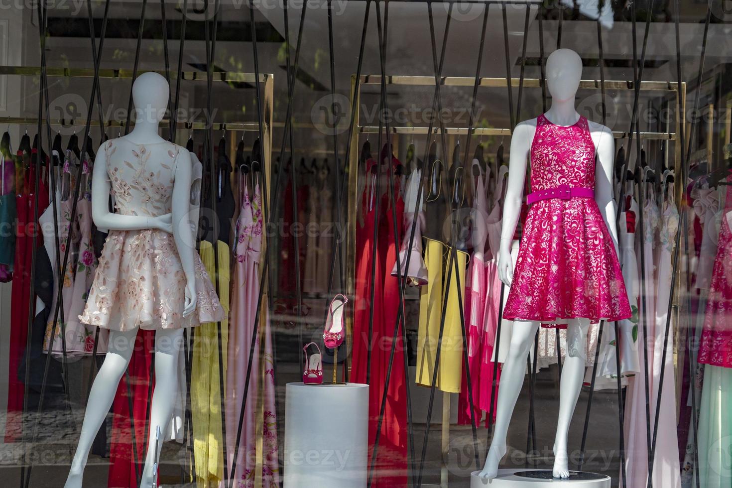 sommar kvinna klänning boutique affär fönster europeisk stil foto