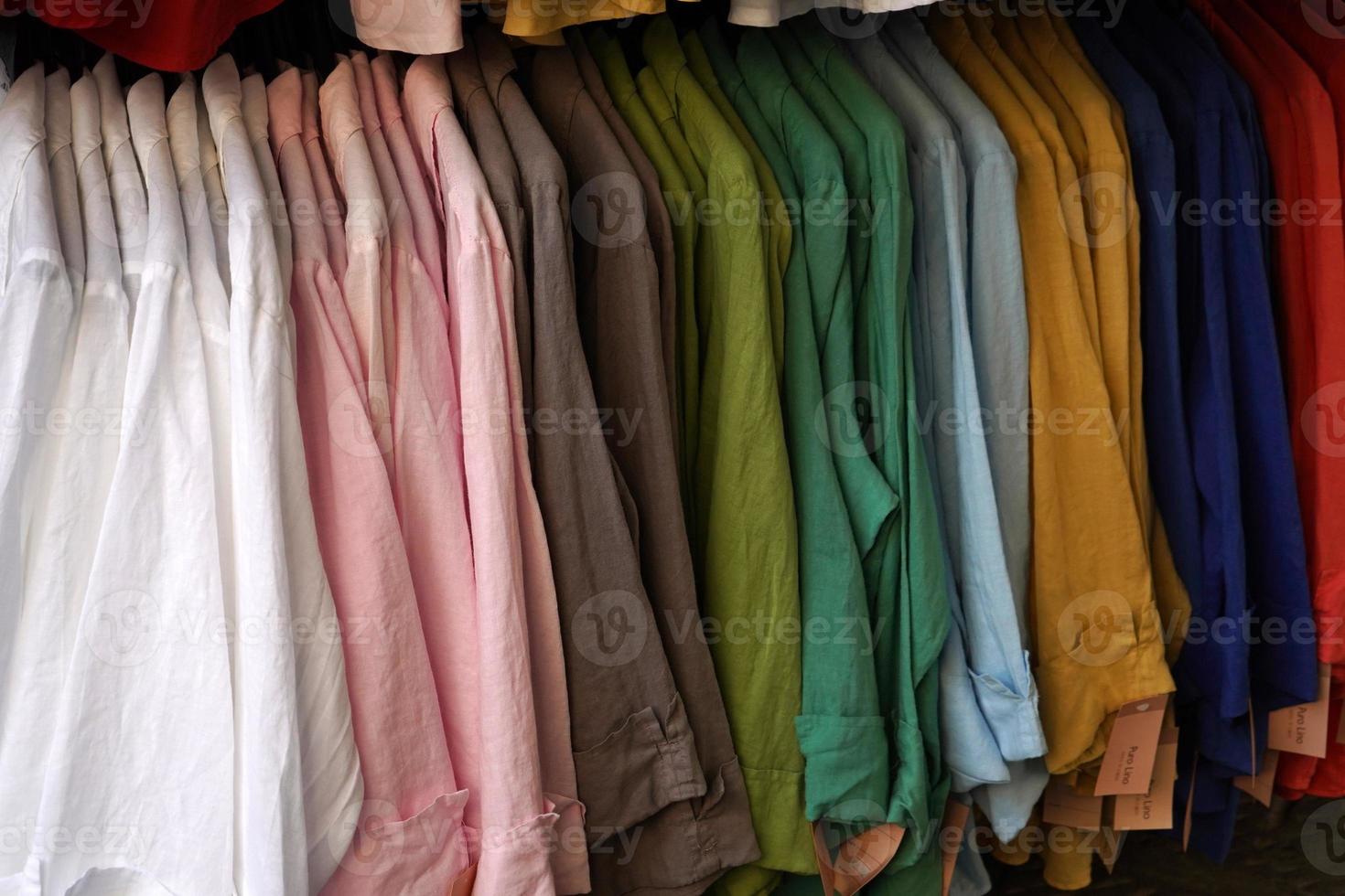Linné skjorta på visa för försäljning många färger foto