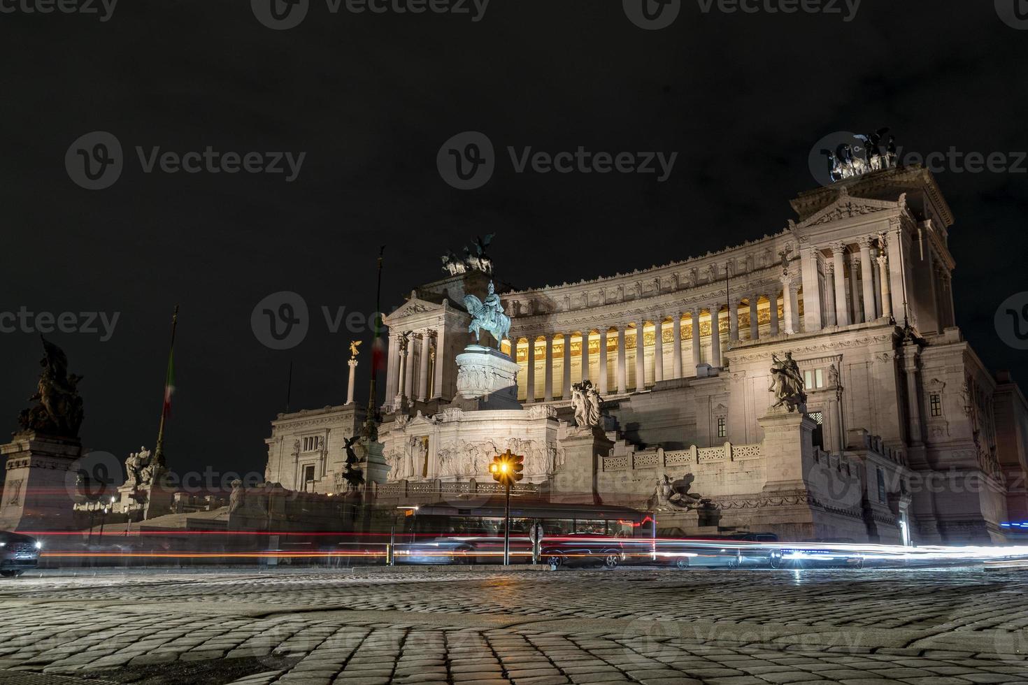 vittoriano altare della patria minnesmärke i rom på natt foto