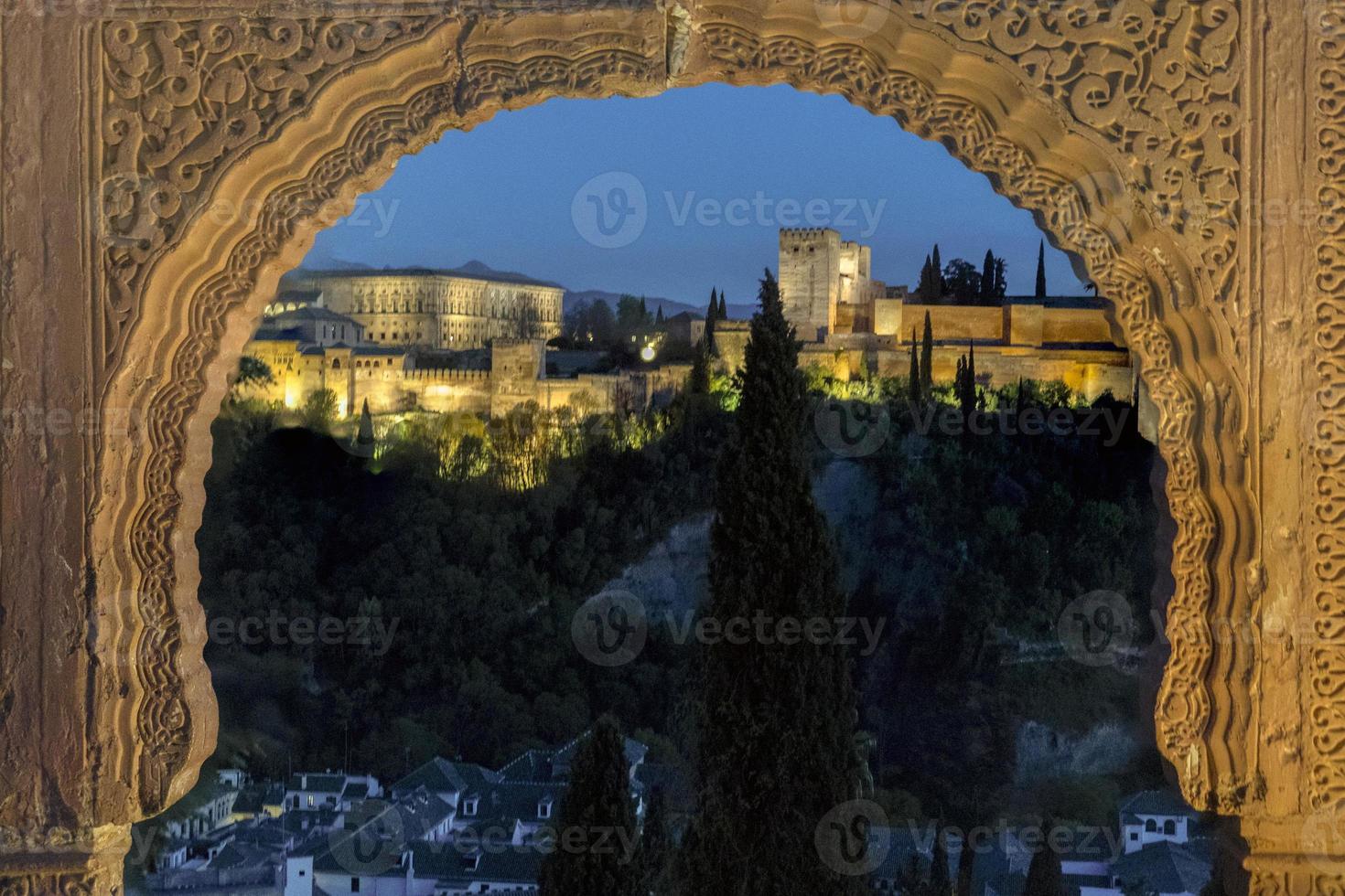 alhambra fästning palats i granada Spanien på solnedgång foto