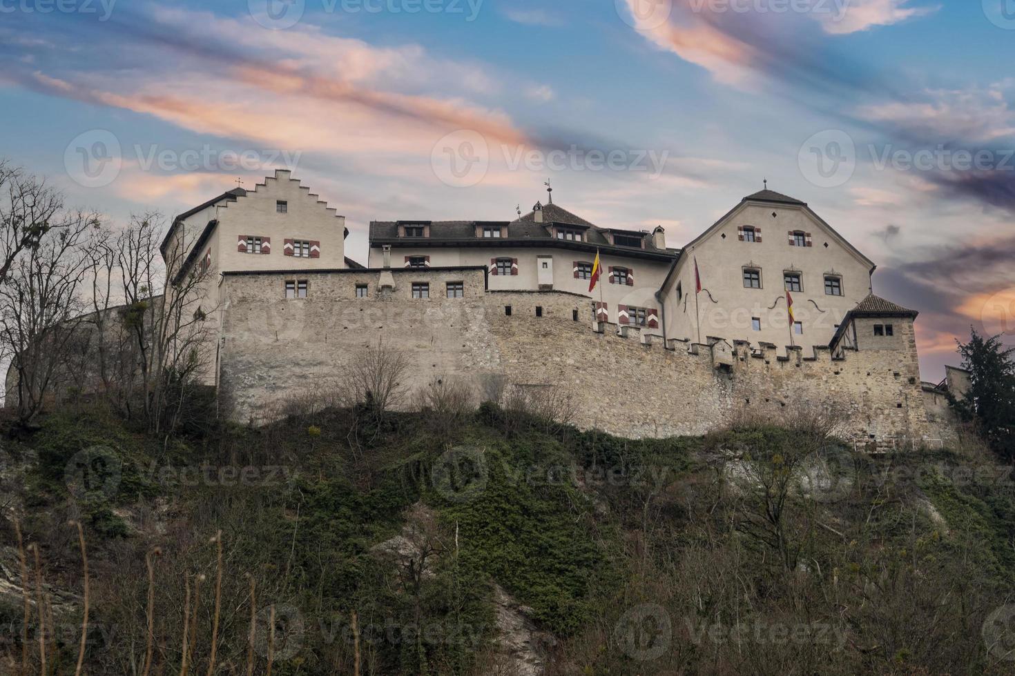 vaduz liechtenstein slott på solnedgång foto