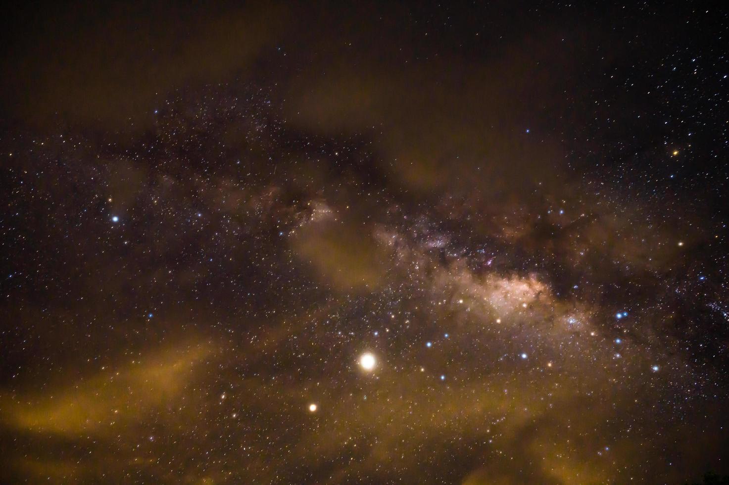 landskap se med mjölkig sätt galax och miljon stjärna på de himmel i natt tid foto