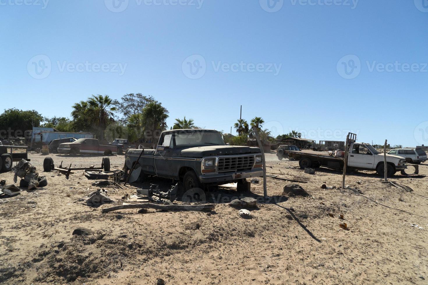 gammal övergiven bil i Bildemontering i baja kalifornien sur mexico foto