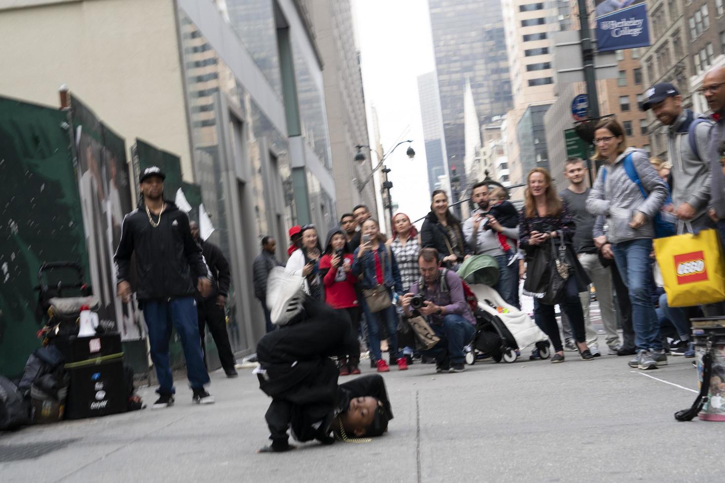 ny york, USA - Maj 7 2019 - ha sönder dansare i 5:e aveny foto