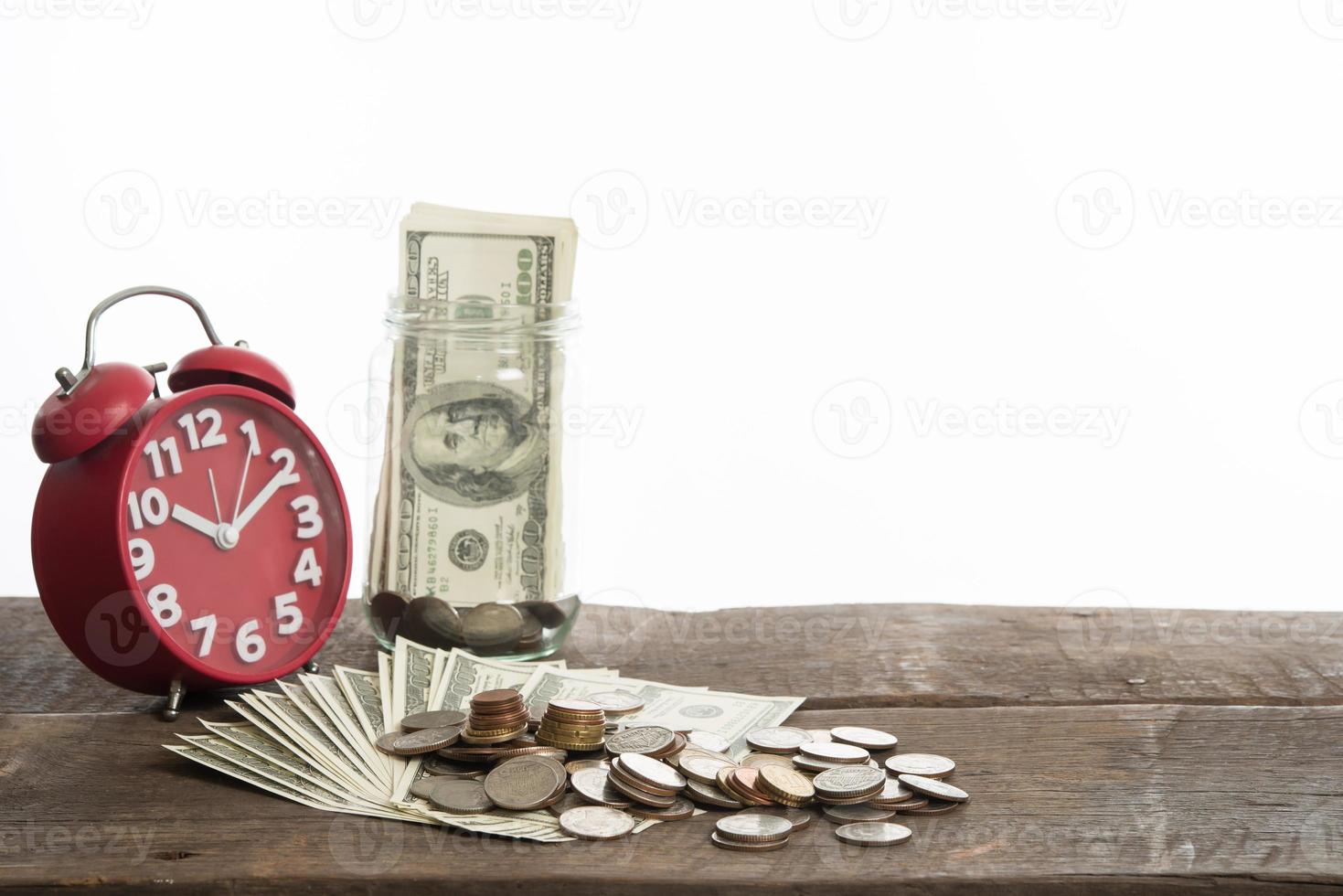 närbild av dollar och mynt för valutaväxling på vit bakgrund foto