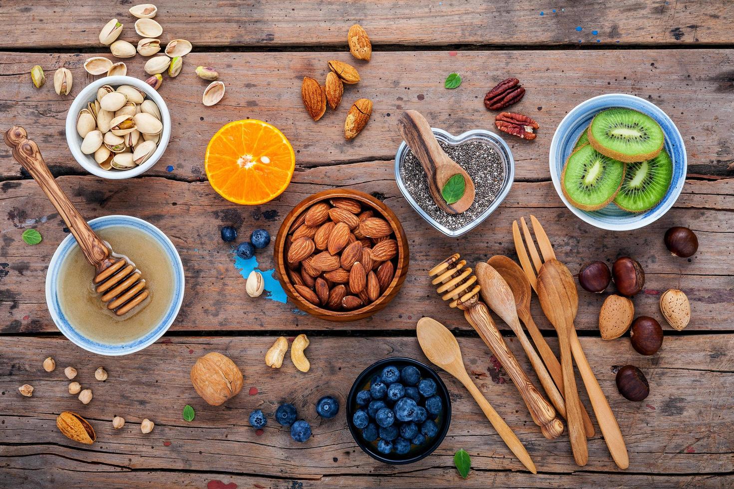 honung, frukt och nötter foto